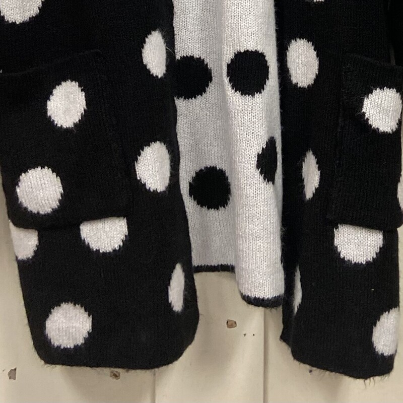 Blk/wt Dot Open Cardigan<br />
Blk/wht<br />
Size: XS/S R119