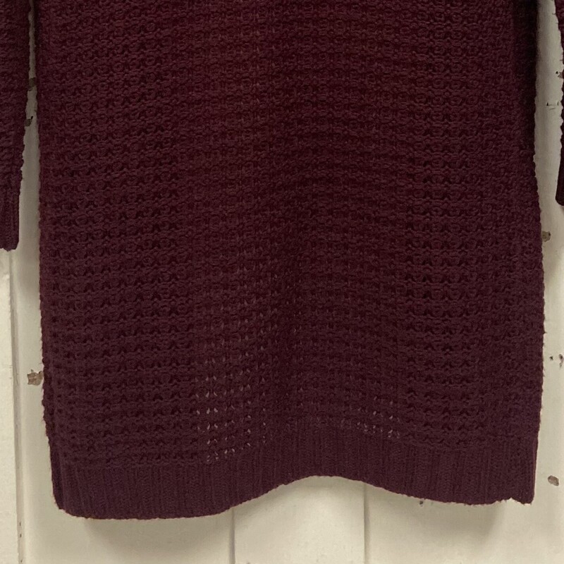 Marooon Cardigan<br />
Maroon<br />
Size: Medium