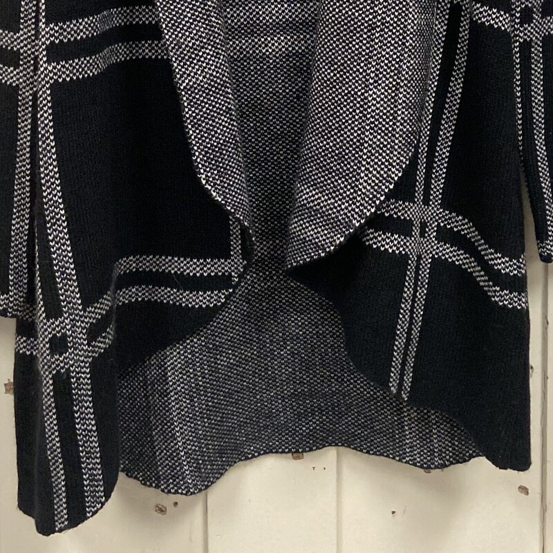 Blk/wt Check Cardigan<br />
Blk/wht<br />
Size: X-Small