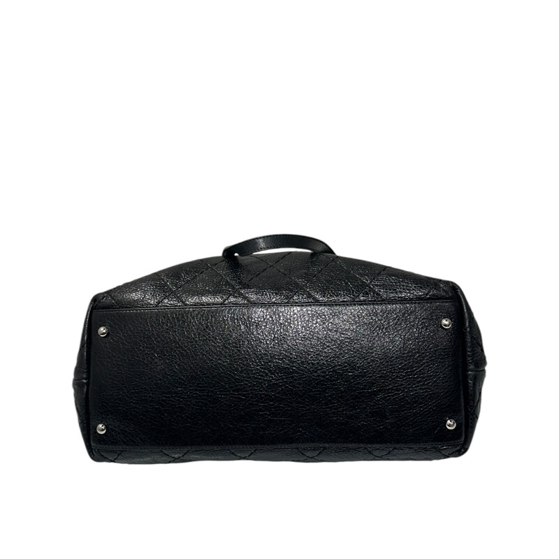 Chanel On The Road Tote Black<br />
<br />
Date Code: 14817505<br />
<br />
Dimensions: Height: 28 cm ,Length: 35 cm ,Width: 13 cm