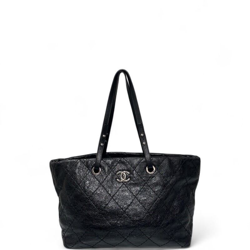 Chanel On The Road Tote Black

Date Code: 14817505

Dimensions: Height: 28 cm ,Length: 35 cm ,Width: 13 cm