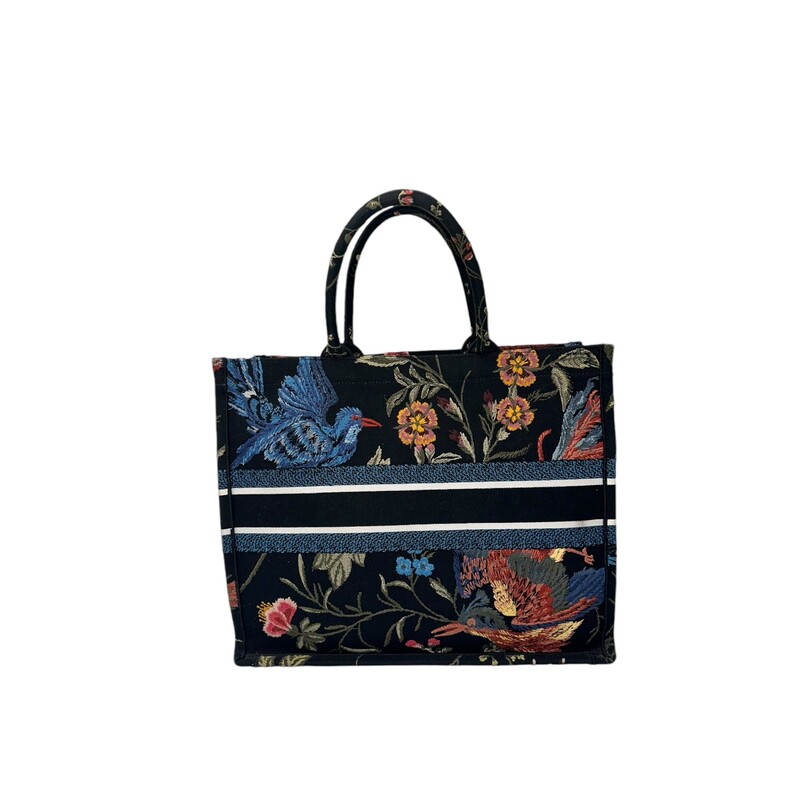 Dior Book Tote Bird 2023 Navy, Size: Large

Date Code 50-MA-0213

Dimensions:
Dimensions: 42 x 35 x 18.5 cm / 16.5 x 14 x 7.5 inches (Length x Height x Width)

Note:Light corner wear.

Comes with dust bag