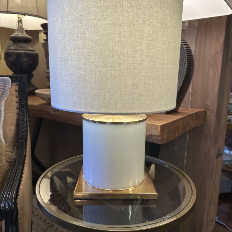 White And Gold Base Table Lamp

Size: 20Tx13W