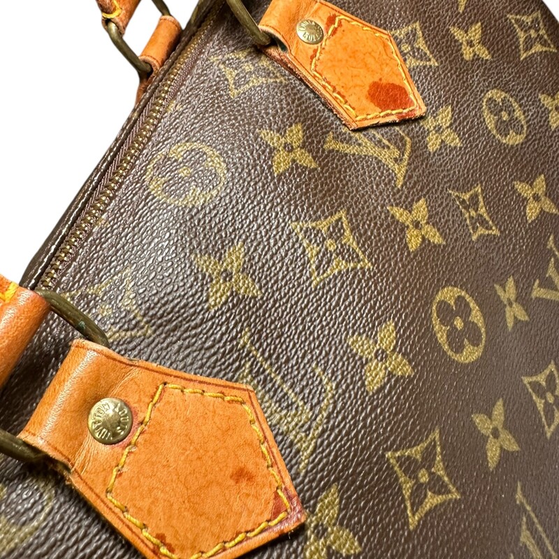 Louis Vuitton Speedy 30
Vintage 1980s
Some Water marks on leather

FC-86