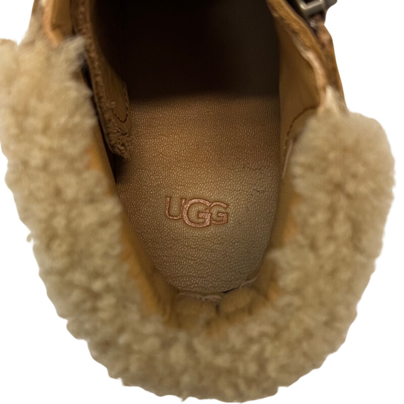 Ugg Briena Hightops
Suede Upper with Sherpa Cuff
Side Zipper Detailing with Laces
Soft Pebbled Leather with Metal Eyelets
Embossed UGG Logo
Color: Chestnut
Size: 12