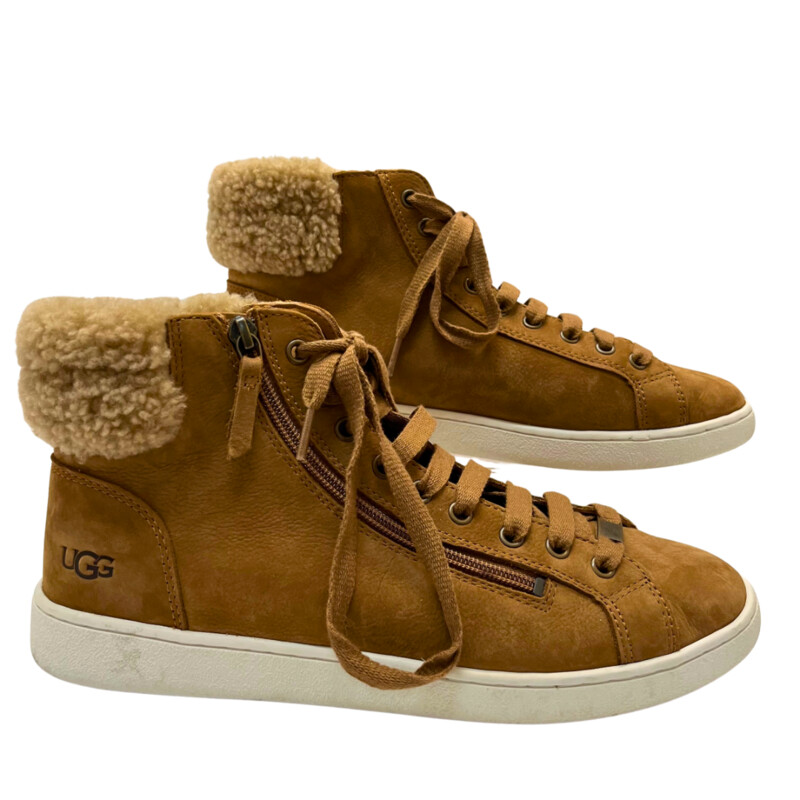 Ugg Briena Hightops
Suede Upper with Sherpa Cuff
Side Zipper Detailing with Laces
Soft Pebbled Leather with Metal Eyelets
Embossed UGG Logo
Color: Chestnut
Size: 12