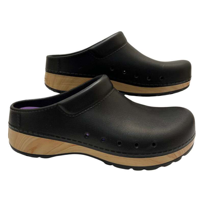 Dansko Kane Clogs<br />
Experience comfort at its finest with the Dansko Women's Kane Clog in Black. Slip into these stylish shoes with ease with their slip-on closure. The slip-resistant and comfortable features of these shoes are perfect for a casual day out.<br />
Color: Black<br />
Size: 7.5