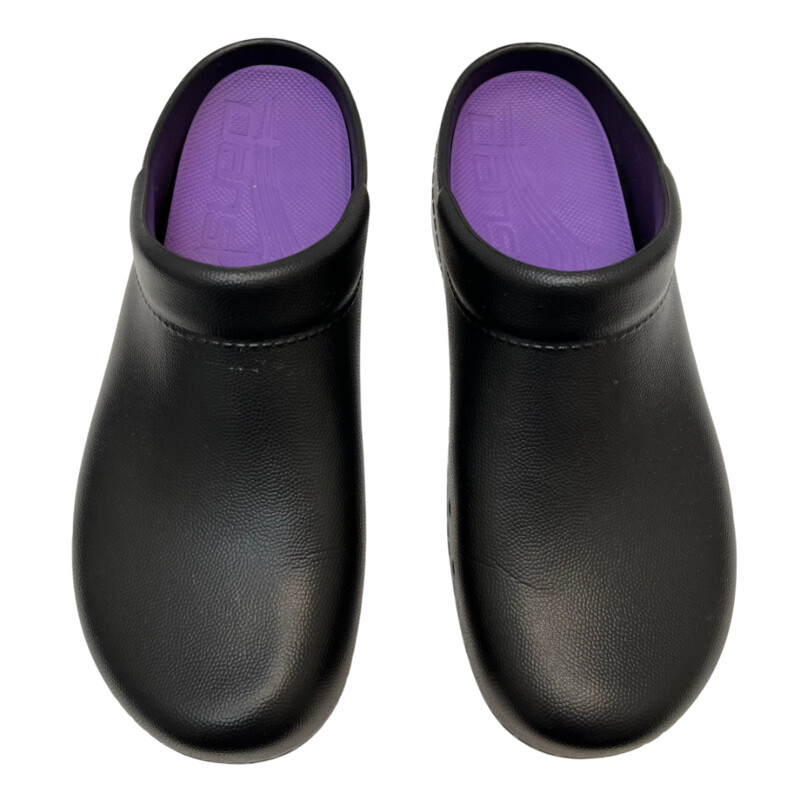 Dansko Kane Clogs<br />
Experience comfort at its finest with the Dansko Women's Kane Clog in Black. Slip into these stylish shoes with ease with their slip-on closure. The slip-resistant and comfortable features of these shoes are perfect for a casual day out.<br />
Color: Black<br />
Size: 7.5