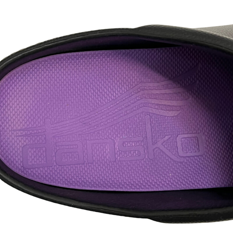 Dansko Kane Clogs<br />
Experience comfort at its finest with the Dansko Women's Kane Clog in Black. Slip into these stylish shoes with ease with their slip-on closure. The slip-resistant and comfortable features of these shoes are perfect for a casual day out.<br />
Color: Black<br />
Size: 7.5