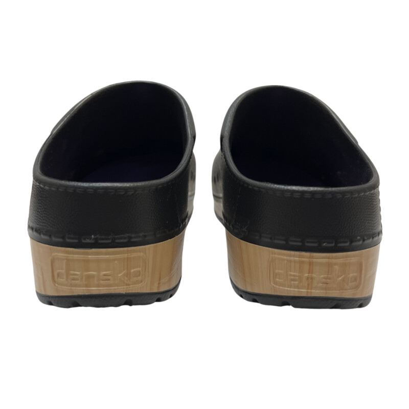 Dansko Kane Clogs<br />
Experience comfort at its finest with the Dansko Women's Kane Clog in Black. Slip into these stylish shoes with ease with their slip-on closure. The slip-resistant and comfortable features of these shoes are perfect for a casual day out.<br />
Color: Black<br />
Size: 7.5