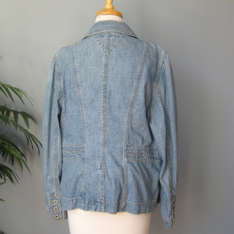 great wardrobe builder here<br />
<br />
high quality 100% cotton denim blazer jacket by<br />
Tommy Hilfiger<br />
Size 1x<br />
This jacket has some nice design lines and bespoke features, such as finished interior seams (Hong Kong finish) and working sleeve buttons.<br />
The sleeves are set into the shoulders with a tiny bit of puff<br />
unlined<br />
flat measurements:<br />
shoulder to shoulder: 17.5<br />
armpit to armpit: 22.5<br />
waist areas: 22<br />
width at hem: 24.5<br />
underarm sleeve seam: 16.5<br />
length: 25<br />
<br />
excellent condition, no flaws<br />
thanks for looking!<br />
#76333