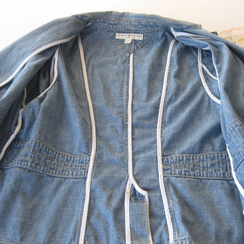 great wardrobe builder here<br />
<br />
high quality 100% cotton denim blazer jacket by<br />
Tommy Hilfiger<br />
Size 1x<br />
This jacket has some nice design lines and bespoke features, such as finished interior seams (Hong Kong finish) and working sleeve buttons.<br />
The sleeves are set into the shoulders with a tiny bit of puff<br />
unlined<br />
flat measurements:<br />
shoulder to shoulder: 17.5<br />
armpit to armpit: 22.5<br />
waist areas: 22<br />
width at hem: 24.5<br />
underarm sleeve seam: 16.5<br />
length: 25<br />
<br />
excellent condition, no flaws<br />
thanks for looking!<br />
#76333