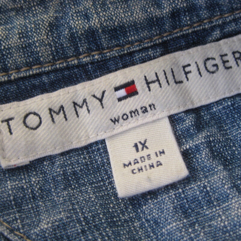 great wardrobe builder here<br />
<br />
high quality 100% cotton denim blazer jacket by<br />
Tommy Hilfiger<br />
Size 1x<br />
This jacket has some nice design lines and bespoke features, such as finished interior seams (Hong Kong finish) and working sleeve buttons.<br />
The sleeves are set into the shoulders with a tiny bit of puff<br />
unlined<br />
flat measurements:<br />
shoulder to shoulder: 17.5<br />
armpit to armpit: 22.5<br />
waist areas: 22<br />
width at hem: 24.5<br />
underarm sleeve seam: 16.5<br />
length: 25<br />
<br />
excellent condition, no flaws<br />
thanks for looking!<br />
#76333