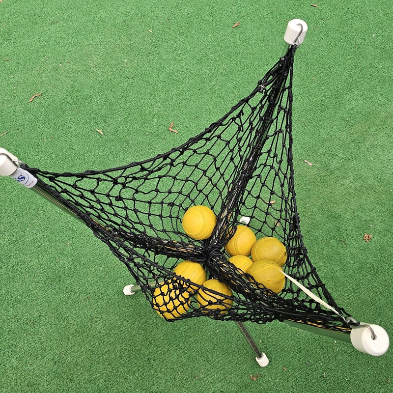 Jugs Ball Caddy Stand & Net<br />
Tri pod Steel Legs<br />
Easy Remove Net<br />
Stands 41in. tall<br />
Measures 25in between top of poles<br />
Pre-owned