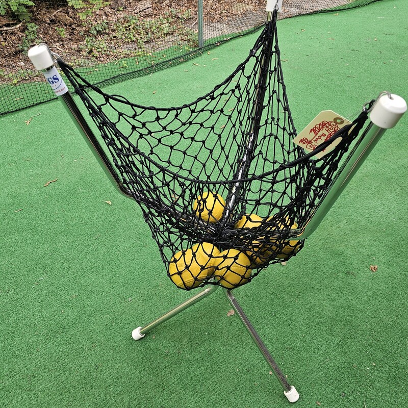 Jugs Ball Caddy Stand & Net<br />
Tri pod Steel Legs<br />
Easy Remove Net<br />
Stands 41in. tall<br />
Measures 25in between top of poles<br />
Pre-owned