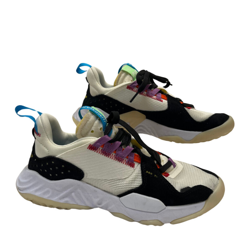 Jordan React Delta Sneakers<br />
As the name implies, Jordan Delta brought React technology to its new Jordan React Delta, and presents the model in two colorways. The versions mix different materials from both the sports and lifestyle universes, and the result is two very different compositions.<br />
Color: White, Black, Cream, Red, Purple, Green, Blue<br />
Size: 7<br />
Insoles: SuperFeet