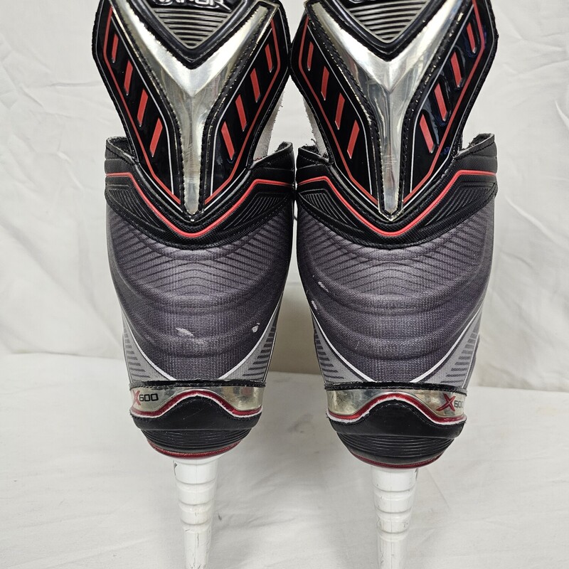 Bauer Vapor X600 Hockey Skates<br />
Senior<br />
Size: 7.5<br />
Features TUUK Lightspeed Edge quick change blade holders<br />
Pre-owned in great condition!