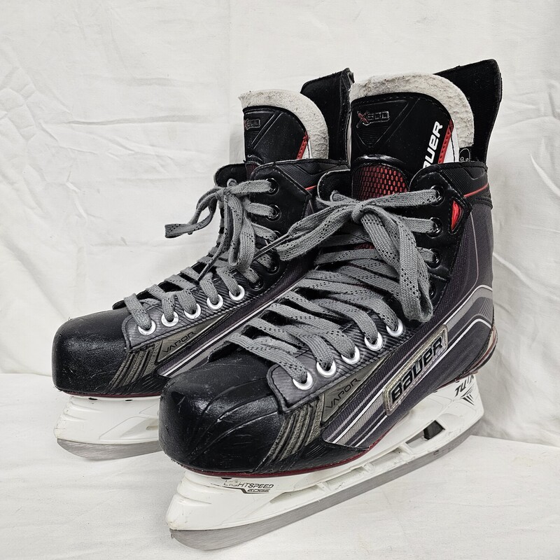 Bauer Vapor X600 Hockey Skates<br />
Senior<br />
Size: 7.5<br />
Features TUUK Lightspeed Edge quick change blade holders<br />
Pre-owned in great condition!