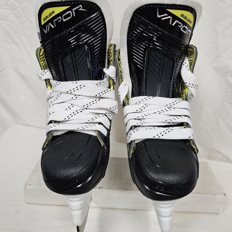 Bauer Vapor 3X Hockey Skates<br />
Junior<br />
Size: 2<br />
New out of Box