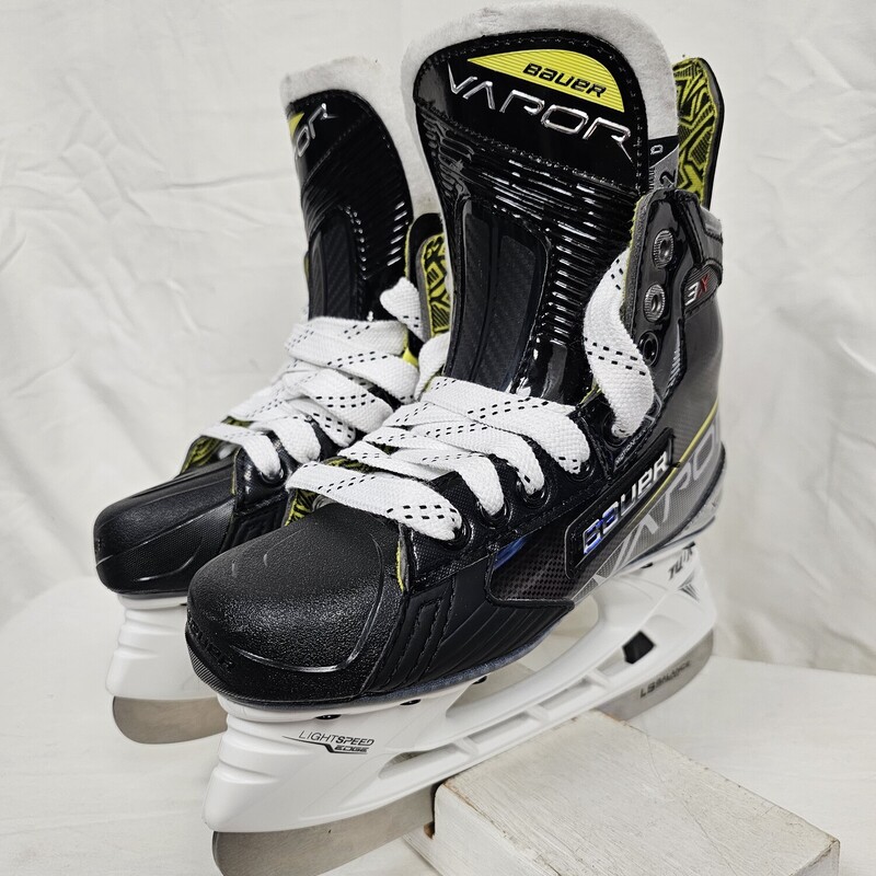 Bauer Vapor 3X Hockey Skates
Junior
Size: 2
New out of Box