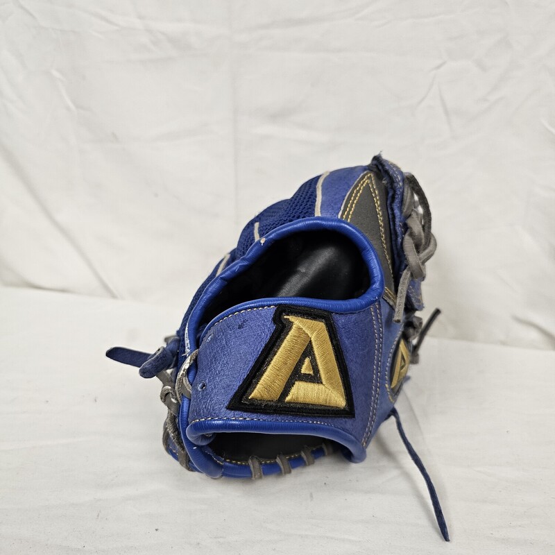 Akadema Rookie Series Baseball Glove<br />
Right Hand Throw<br />
Size: 11in.<br />
Pre-owned