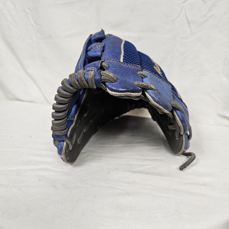 Akadema Rookie Series Baseball Glove<br />
Right Hand Throw<br />
Size: 11in.<br />
Pre-owned