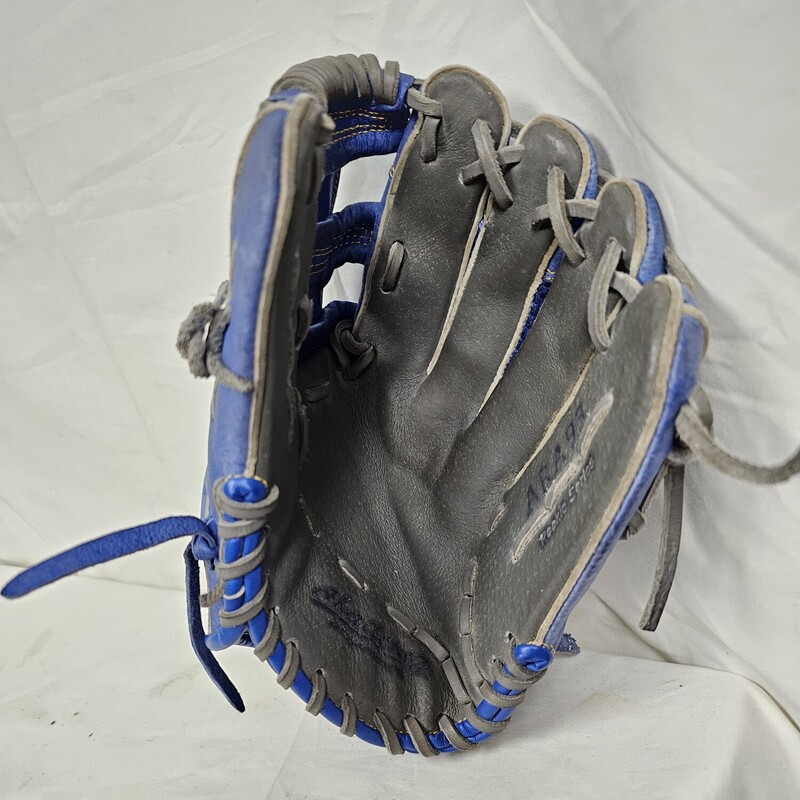 Akadema Rookie Series Baseball Glove<br />
Right Hand Throw<br />
Size: 11in.<br />
Pre-owned