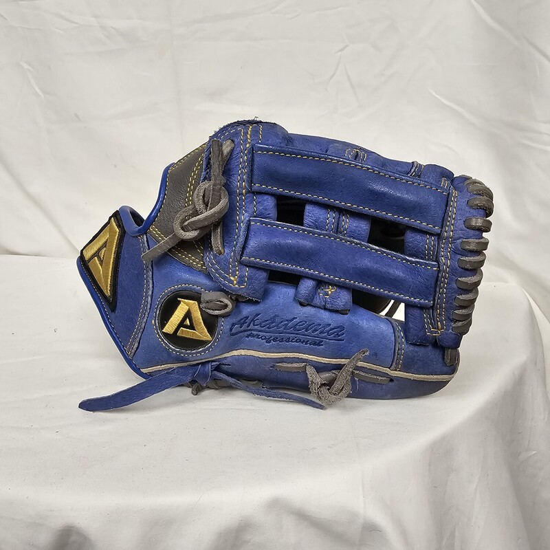 Akadema Rookie Series Baseball Glove
Right Hand Throw
Size: 11in.
Pre-owned