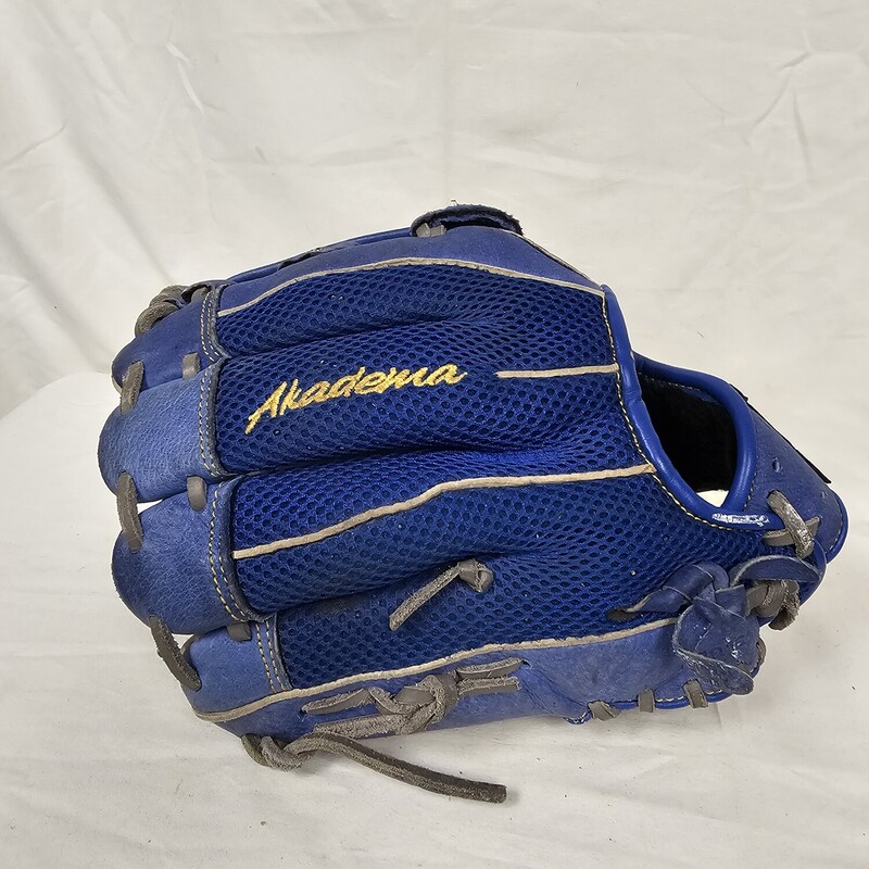 Akadema Rookie Series Baseball Glove<br />
Right Hand Throw<br />
Size: 11in.<br />
Pre-owned