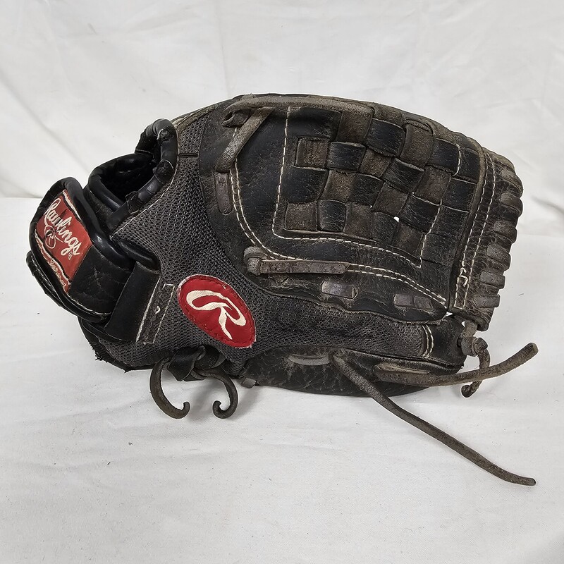 Rawlings Mark Of A Pro Baseball Glove
Right Hand Throw
Size: 11in.
Pre-owned & very broken in!