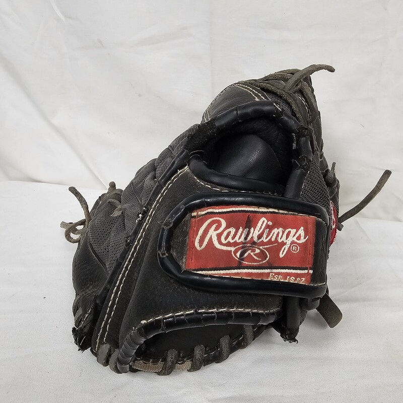 Rawlings Mark Of A Pro Baseball Glove
Right Hand Throw
Size: 11in.
Pre-owned & very broken in!