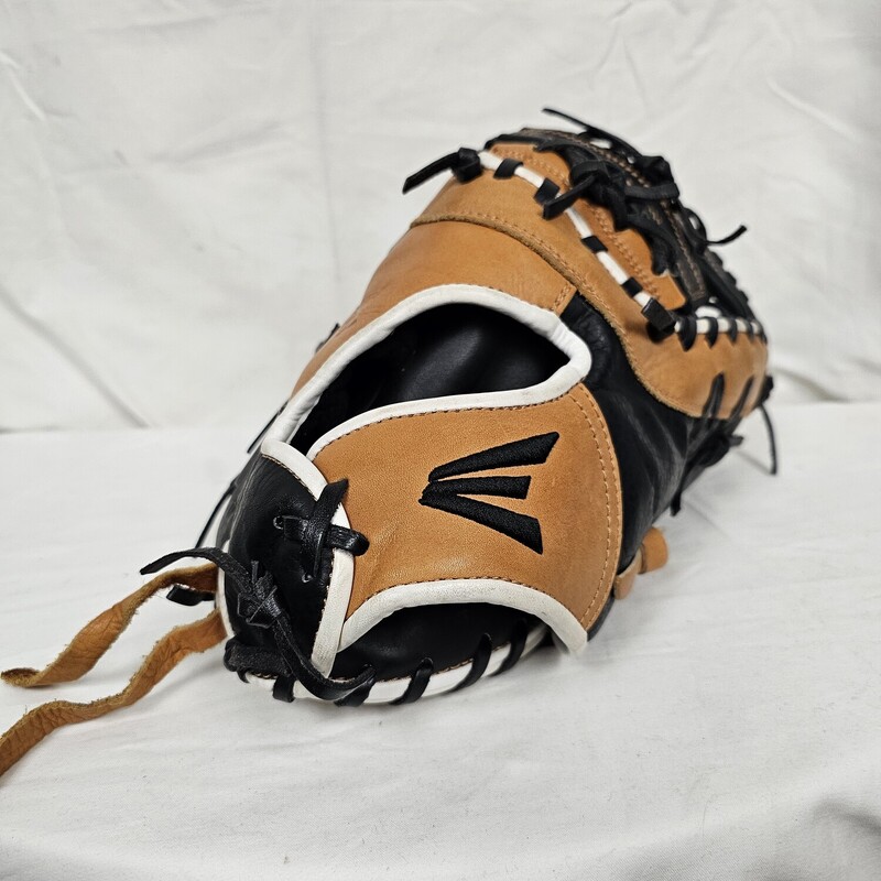 Easton Paragon First Base Baseball Glove<br />
Right Hand Throw<br />
Size: 12.5in<br />
Pre-owned and broken in!