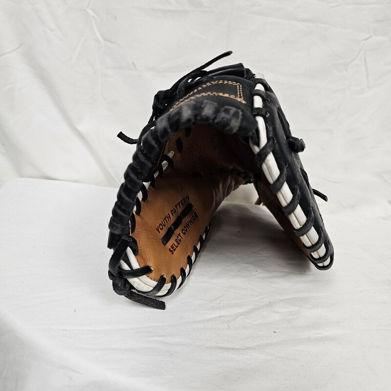 Easton Paragon First Base Baseball Glove<br />
Right Hand Throw<br />
Size: 12.5in<br />
Pre-owned and broken in!