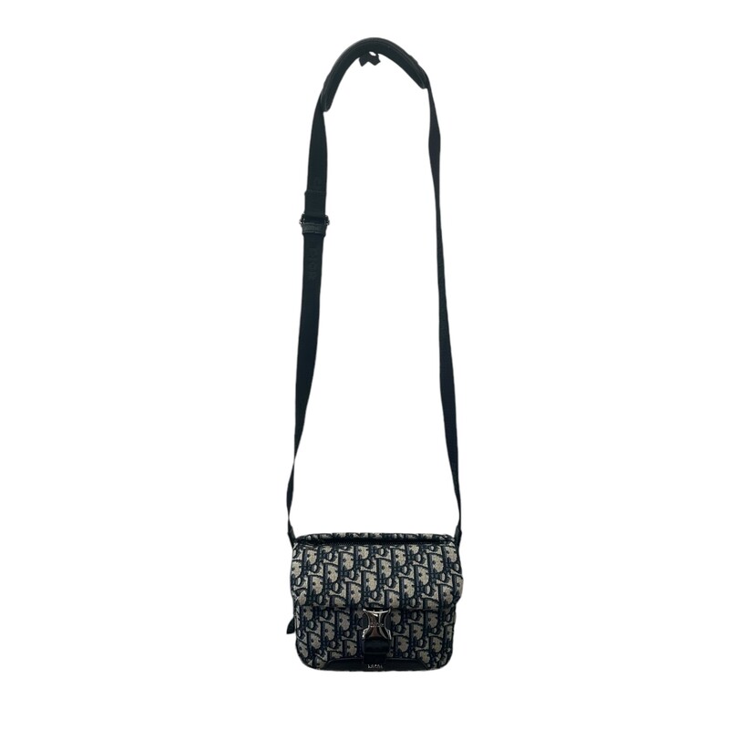 DIOR Explorer Oblique Jacquard Messenger Bag<br />
Homme Collection<br />
Code: 21-BO-0272<br />
Dimensions: 8 Length x6Height<br />
Comes with dust bag.