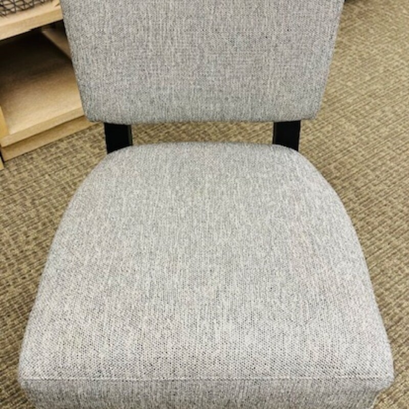 Room & Board Tweed Dining Chairs
Grey White Black Tweed Dark Brown Wood Legs
Manufactured in High Point by McGregor Modern
Size: 18x19x33H
Set of 4
Retail $2K