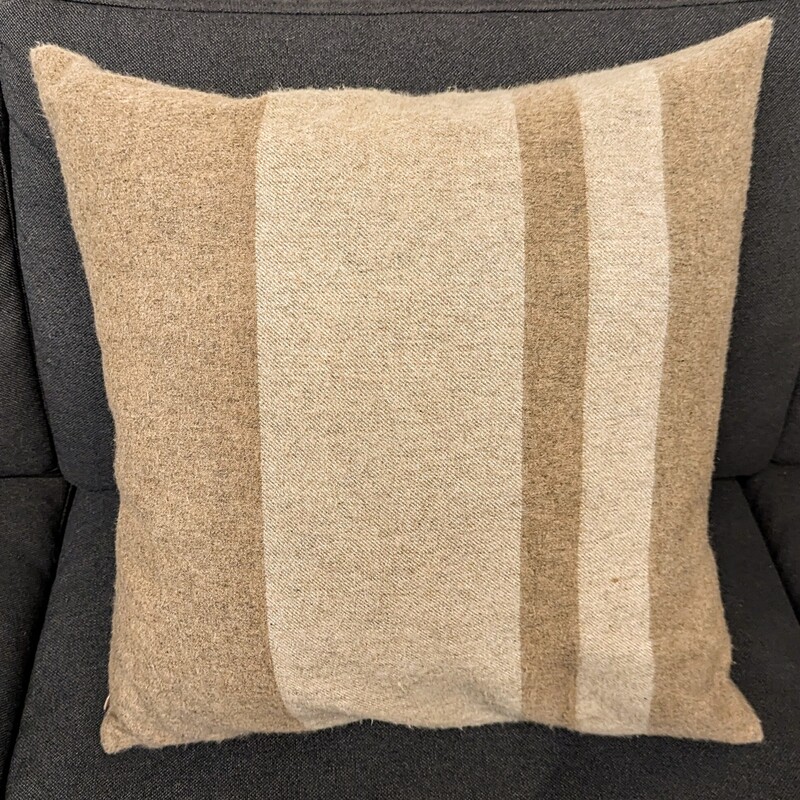 Banana Republic Forever Knit Cashmere Throw Pillow
Retails for $150.00
Cream Brown
Size: 20x20