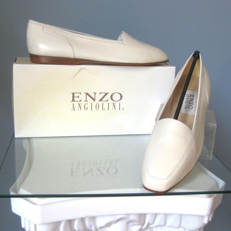 NIB E. Angiolini Loafers, Cream, Size: 9
Here's a never worn pair of vintage loafers by Enzo Angiolini.
They're in tones of cream
size 9.
This model is called the Liberty and the leather is called Opal because it has a bit of a pearlized finish.
They fit true to size, I am a size 9 and they fit well without pinching or slipping off.

The box is shown for info purposes only, I won't ship the shoes in this box as it would increase shipping cost and the box itself is a little damaged.

Thank you for looking!
#74983