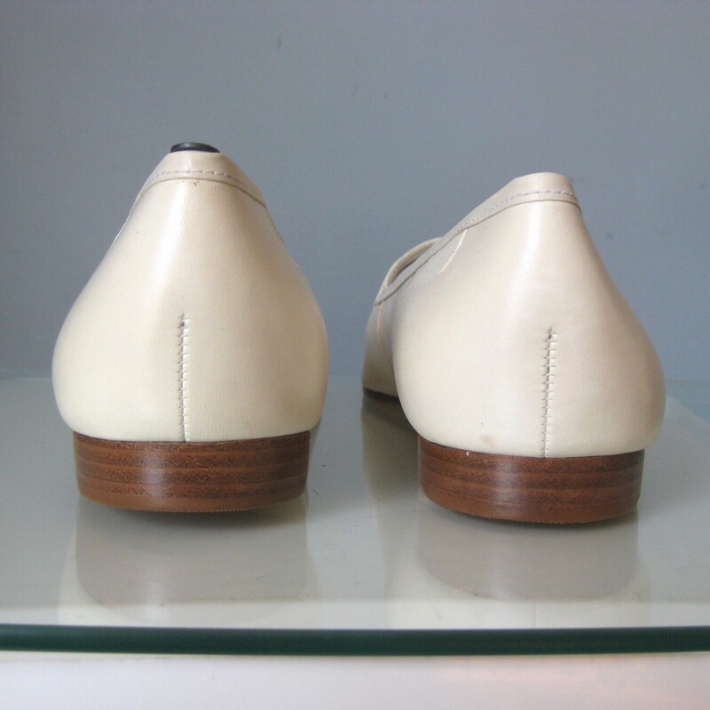 NIB E. Angiolini Loafers, Cream, Size: 9<br />
Here's a never worn pair of vintage loafers by Enzo Angiolini.<br />
They're in tones of cream<br />
size 9.<br />
This model is called the Liberty and the leather is called Opal because it has a bit of a pearlized finish.<br />
They fit true to size, I am a size 9 and they fit well without pinching or slipping off.<br />
<br />
The box is shown for info purposes only, I won't ship the shoes in this box as it would increase shipping cost and the box itself is a little damaged.<br />
<br />
Thank you for looking!<br />
#74983