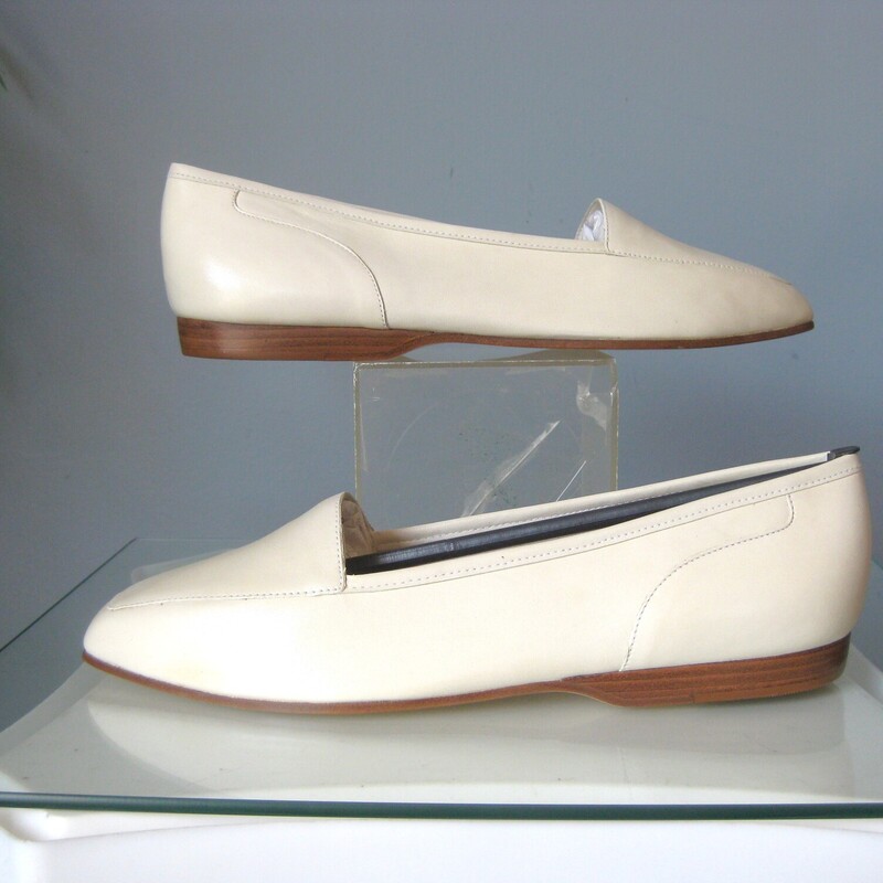 NIB E. Angiolini Loafers, Cream, Size: 9
Here's a never worn pair of vintage loafers by Enzo Angiolini.
They're in tones of cream
size 9.
This model is called the Liberty and the leather is called Opal because it has a bit of a pearlized finish.
They fit true to size, I am a size 9 and they fit well without pinching or slipping off.

The box is shown for info purposes only, I won't ship the shoes in this box as it would increase shipping cost and the box itself is a little damaged.

Thank you for looking!
#74983