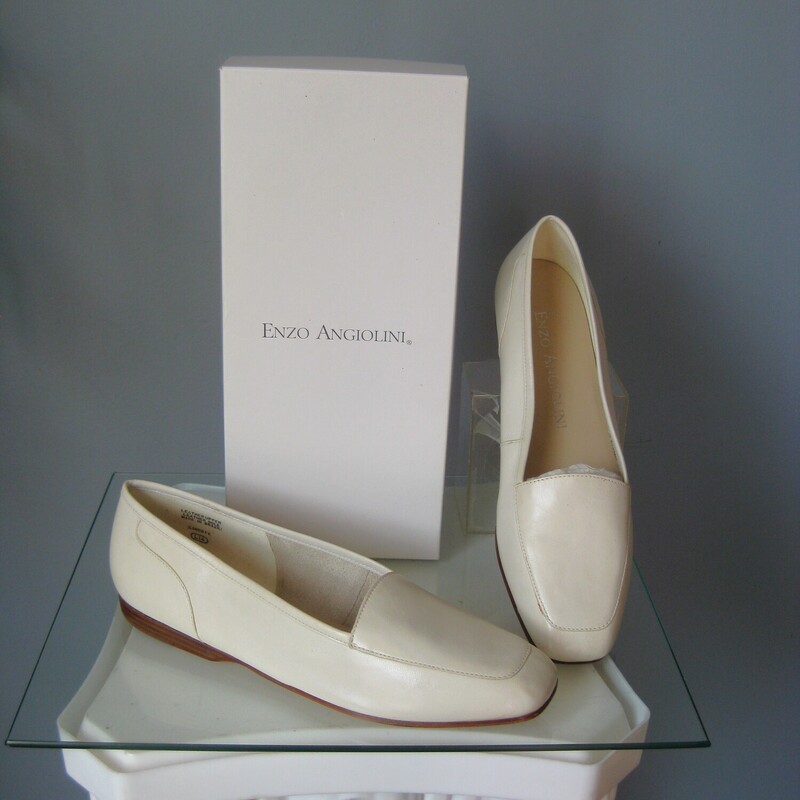 NIB E. Angiolini Loafers, Cream, Size: 9
Here's a never worn pair of vintage loafers by Enzo Angiolini.
They're in warm vanilla ice cream white color
size 9.
This model is called the Liberty and the leather is called opal leather because it has a slightly pearlized finish.

They fit true to size, I am a size 9 and they fit well without pinching or slipping off.

Thank you for looking!
#74984