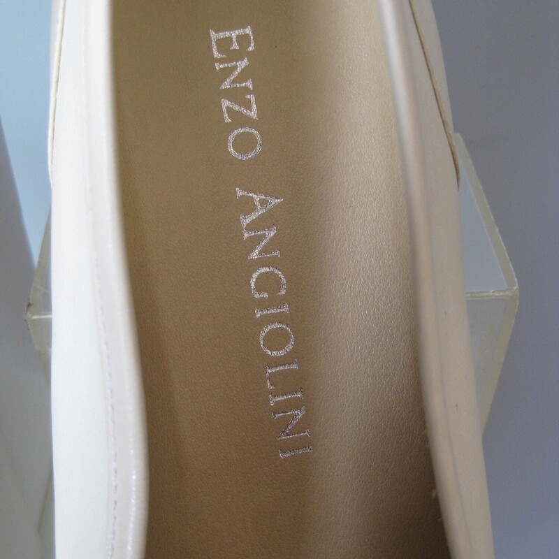 NIB E. Angiolini Loafers, Cream, Size: 9<br />
Here's a never worn pair of vintage loafers by Enzo Angiolini.<br />
They're in warm vanilla ice cream white color<br />
size 9.<br />
This model is called the Liberty and the leather is called opal leather because it has a slightly pearlized finish.<br />
<br />
They fit true to size, I am a size 9 and they fit well without pinching or slipping off.<br />
<br />
Thank you for looking!<br />
#74984