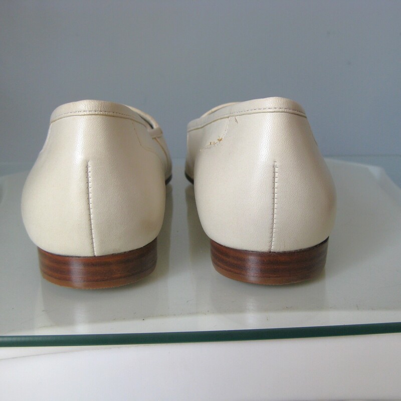 NIB E. Angiolini Loafers, Cream, Size: 9<br />
Here's a never worn pair of vintage loafers by Enzo Angiolini.<br />
They're in warm vanilla ice cream white color<br />
size 9.<br />
This model is called the Liberty and the leather is called opal leather because it has a slightly pearlized finish.<br />
<br />
They fit true to size, I am a size 9 and they fit well without pinching or slipping off.<br />
<br />
Thank you for looking!<br />
#74984