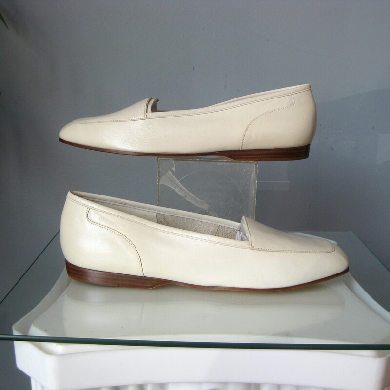 NIB E. Angiolini Loafers, Cream, Size: 9
Here's a never worn pair of vintage loafers by Enzo Angiolini.
They're in warm vanilla ice cream white color
size 9.
This model is called the Liberty and the leather is called opal leather because it has a slightly pearlized finish.

They fit true to size, I am a size 9 and they fit well without pinching or slipping off.

Thank you for looking!
#74984