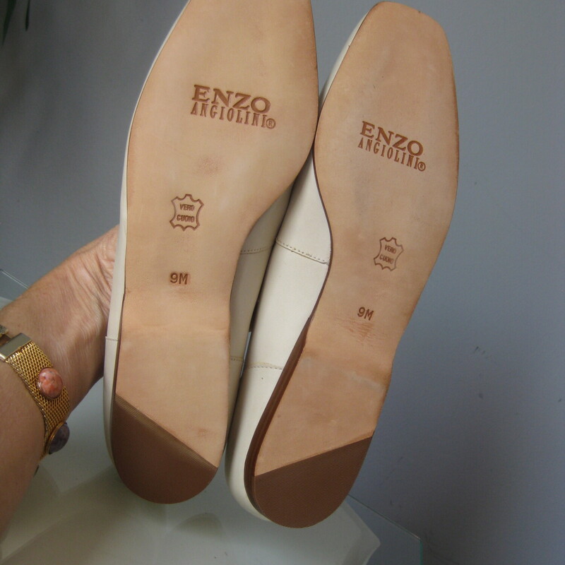 NIB E. Angiolini Loafers, Cream, Size: 9<br />
Here's a never worn pair of vintage loafers by Enzo Angiolini.<br />
They're in warm vanilla ice cream white color<br />
size 9.<br />
This model is called the Liberty and the leather is called opal leather because it has a slightly pearlized finish.<br />
<br />
They fit true to size, I am a size 9 and they fit well without pinching or slipping off.<br />
<br />
Thank you for looking!<br />
#74984