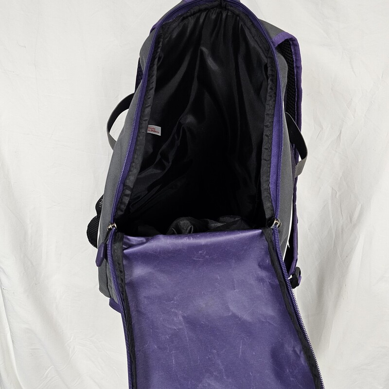 Easton Game Ready Baseball/ Softball Backpack<br />
Purple<br />
Size: Adult<br />
Pre-owned