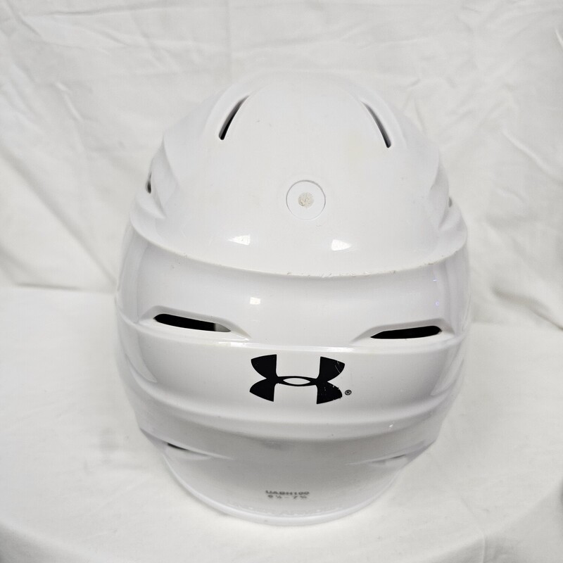 Under Armour 100 Batting Helmet with Mask
White
Size: 6-1/2 - 7-3/4
Pre-owned