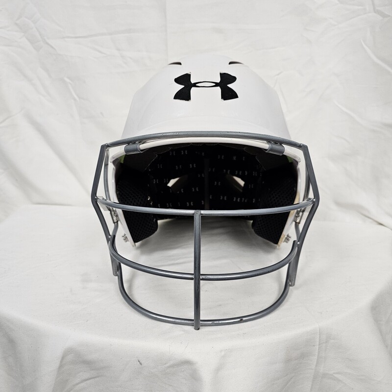 Under Armour 100 Batting Helmet with Mask<br />
White<br />
Size: 6-1/2 - 7-3/4<br />
Pre-owned