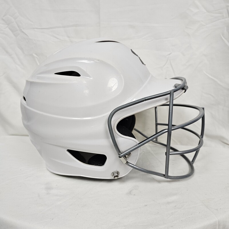 Under Armour 100 Batting Helmet with Mask<br />
White<br />
Size: 6-1/2 - 7-3/4<br />
Pre-owned