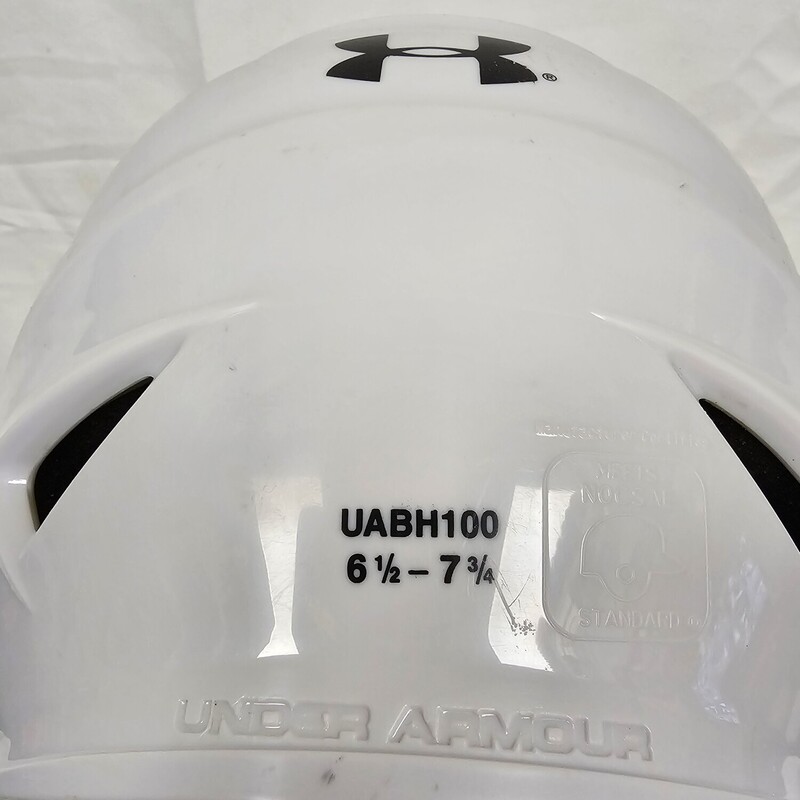 Under Armour 100 Batting Helmet with Mask<br />
White<br />
Size: 6-1/2 - 7-3/4<br />
Pre-owned