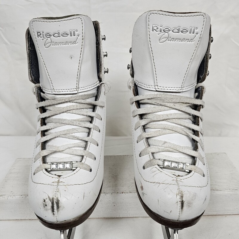 Riedell Model 33 Diamond Figure Skates
White
Size: 1 Wide
pre-owned, Has autographs on each skate, unknown